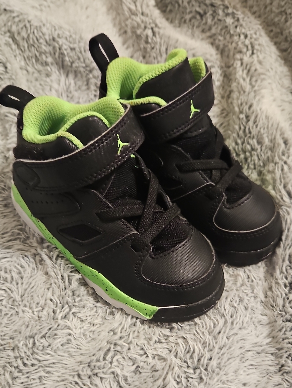 Kids Jordans  Black/Lime Sneakers 7c